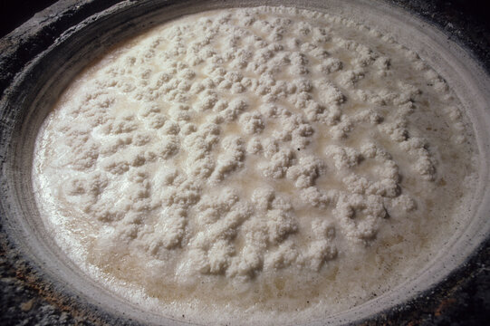 日本の伝統食品、塩作り、焚きあがった塩