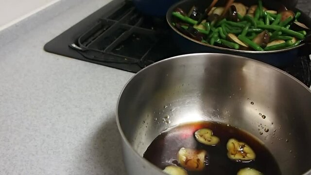 調理　茄子といんげんの揚げ焼き