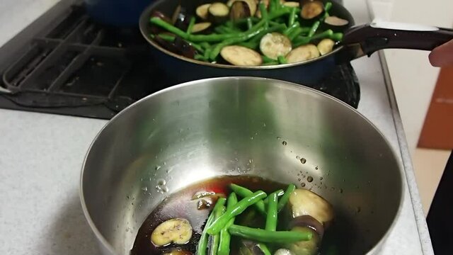 調理　茄子といんげんの揚げ焼き