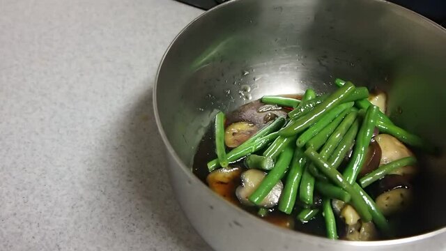 調理　茄子といんげんの揚げ焼き