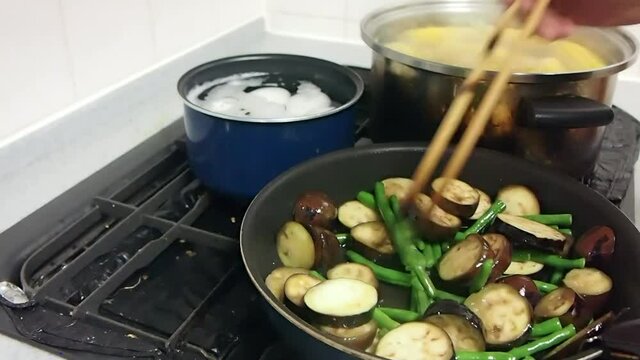 調理　茄子といんげんの揚げ焼き