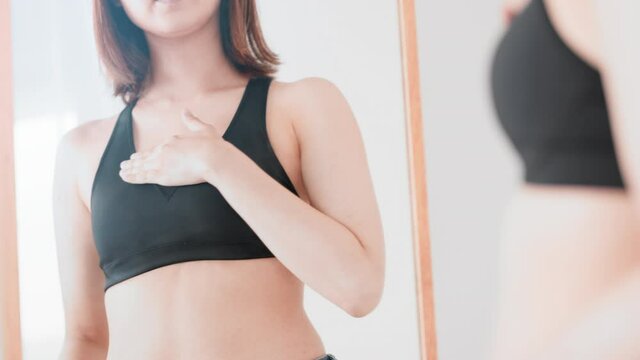 胸のセルフマッサージをする女性