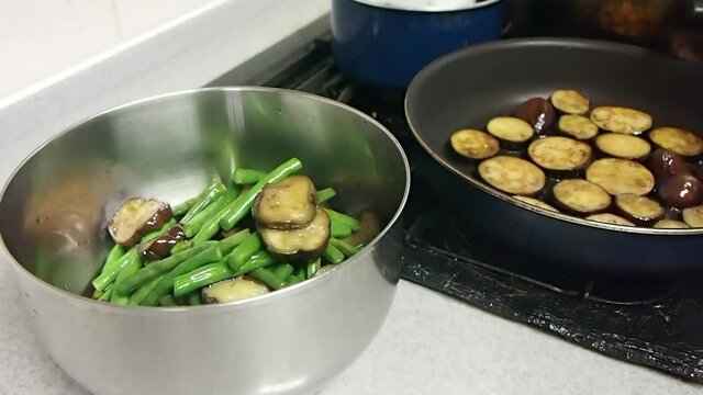 調理　茄子といんげんの揚げ焼き