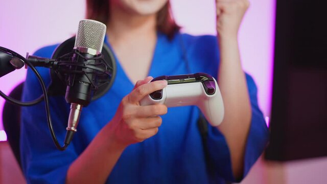 ゲーム配信をする女性　youtuber