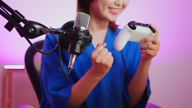 ゲーム配信をする女性　youtuber