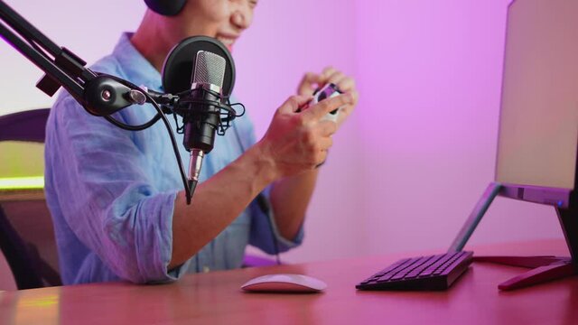 ゲーム配信をする男性　youtuber