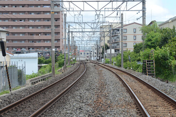 Fototapeta premium 電車のレールが続く風景