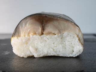 鯖棒寿司の断面。酢と塩で〆た鯖を酢飯と重ねて作る保存食。