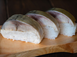 スライスした鯖棒寿司。酢と塩で〆た鯖を酢飯と重ねて作る保存食。