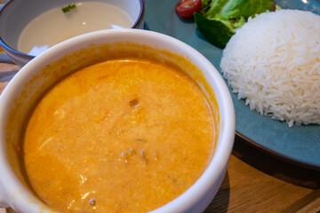 お肉の入ったレッドカレー。ご飯とサラダとスープのランチセット。