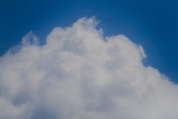 真っ青な夏空に浮かぶ積乱雲