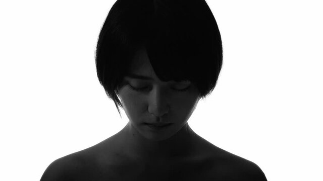 目を開く女性　シルエット