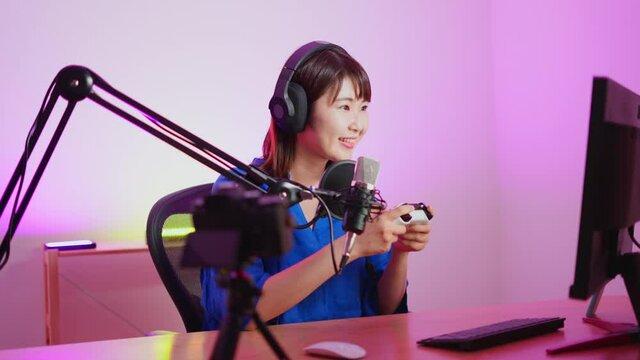 ゲーム配信をする女性　youtuber