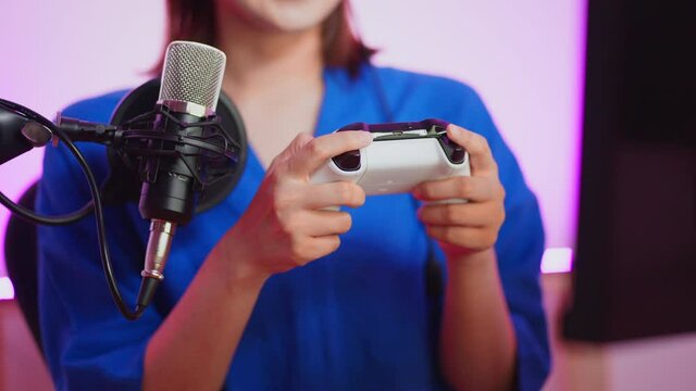 ゲーム配信をする女性　youtuber