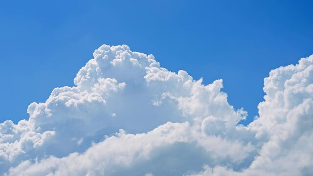 真っ青な夏空に浮かぶ積乱雲 4K UHD