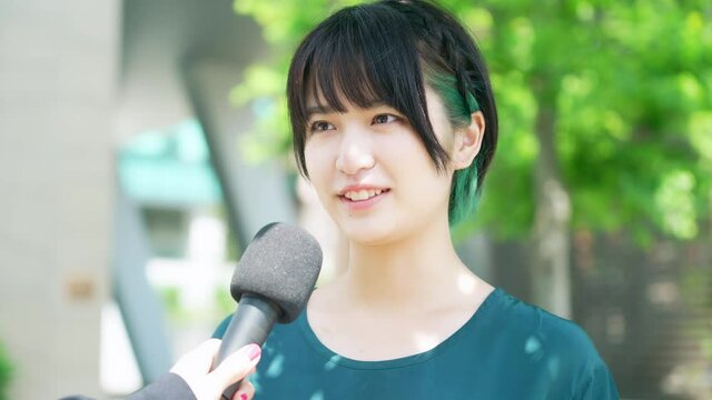 インタビューを受ける女性