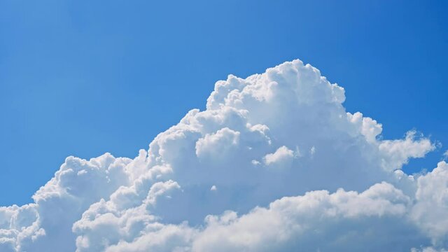 真っ青な夏空に浮かぶ積乱雲 4K UHD