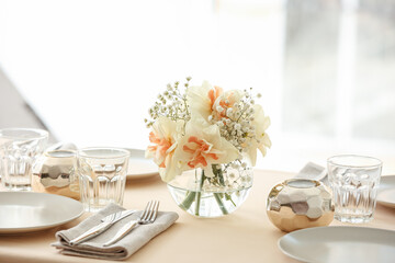 Beautiful table setting with narcissus flowers