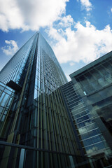 Obraz premium Blue skies and towering skyscrapers.