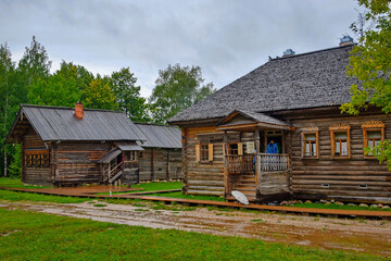 Fototapeta na wymiar Rural wooden houses in Vitoslavlitsy Museum