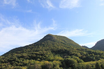 爽やかな青空の下の山