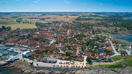 Die dänische Stadt Svaneke auf der Ostsee-Insel Bornholm vor der Granitküste von oben