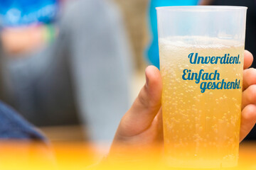 Becher mit Aufschrift 