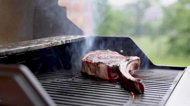 Tomahawk Steak am Grill