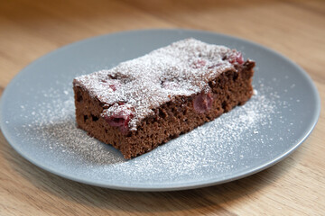 Brownie mit Kirschen und Puderzucker