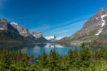 Fototapeta na wymiar St. Mary Lake and wild goose island in Glacier national park.