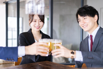 スーツで飲み会をする若いビジネスパーソン