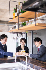 スーツで飲み会をする若いビジネスパーソン