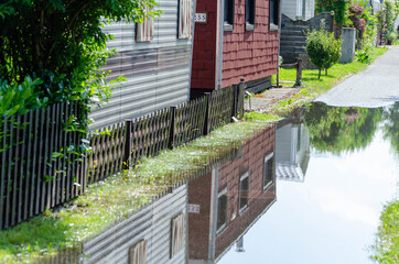 Camping inondé au bord d'un lac
