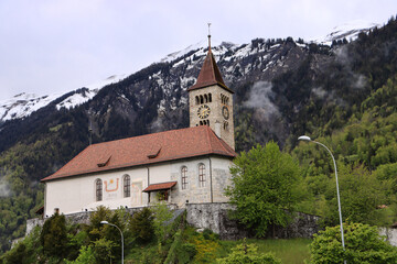 Fototapeta na wymiar Dorfkirche in Brienz (Berner Oberland)