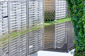 Camping inondé au bord d'un lac