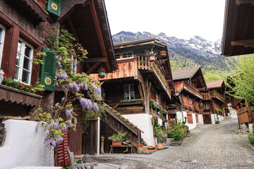 Schweizerische Alpenromantik; Brunngasse im Dorfkern von Brienz (Berner Oberland)