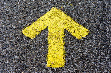 Flèche jaune sur asphalte