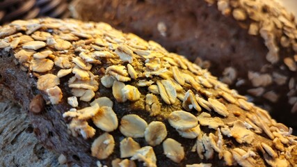 Obraz premium Close-up of bean bread in a basket. Appetizing background or texture of fresh bread. Selective focus
