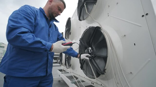 Testing with an anemometer of an axial fan of the condensing unit