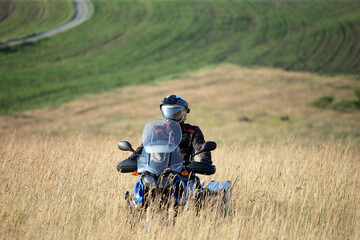 Obraz na płótnie Canvas Driver riding motorcycle at countryside