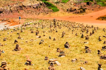 Photo sur Plexiglas Cala Pregonda, île de Minorque, Espagne Tas de pierres empilées à Cala de Pregonda, Minorque, îles Baléares