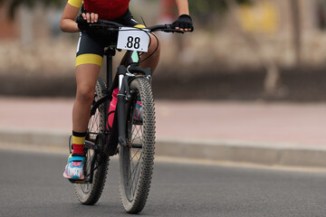 Obraz na płótnie Canvas Cycling rider competing in the child class 