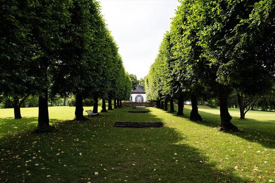 Allee mit Weiherh&auml;uschen im Landschaftspark Bergfried in Saalfeld, Th&uuml;ringen - Der &ouml;ffentlich zug&auml;ngliche Landschaftspark ist Au&szlig;enstandort der Bundesgartenschau 2021