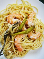  spaghetti with prawns and green chillies