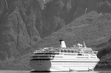Kreuzfahrt in die Fjorde von Norwegen bei Flam - Landscape cruising with classic luxury cruiseship...