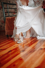 Fototapeta na wymiar Kobieta zakłada budy w dniu ślubu