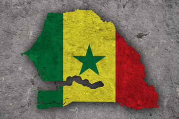 Karte und Fahne von Senegal auf verwittertem Beton