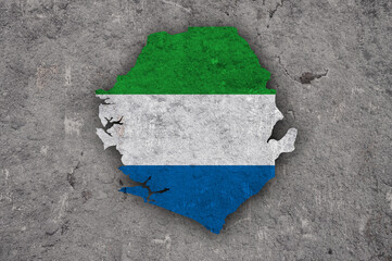 Karte und Fahne von Sierra Leone auf verwittertem Beton