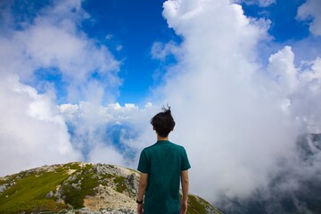 駒ヶ岳に立つ男性