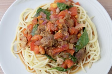 Spaghetti with Pork, Tomato and Sweet Basil